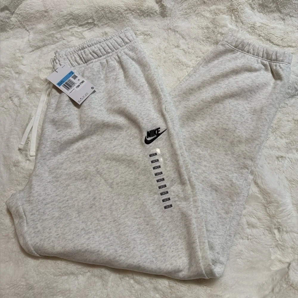 NWT Nike Women’s Sportswear Club Fleece Mid-Rise Oversized Sweatpants - Picture 5 of 8